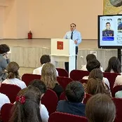 Изображение новости: Герои среди нас: министр по делам молодежи КЧР провел патриотическую лекцию для школьников