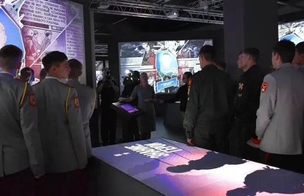 Изображение новости: Знание.Герои: мультимедийная выставка о подвигах участников СВО открылась в Саратове и Махачкале