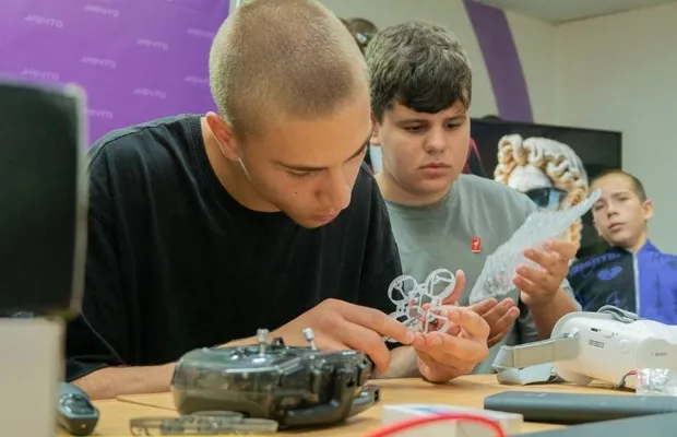 Изображение новости: В Саратове школьникам рассказали, как конструировать дроны и научиться ими управлять