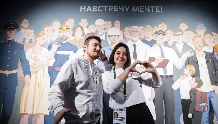 Обложка новости: Общество «Знание» организует поездку на Выставку ”Россия” для 900 школьников и студентов в рамках курса «Россия — мои горизонты»
