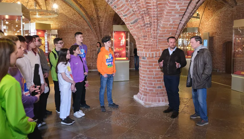 Обложка новости: Андрей Никитин провёл экскурсию для школьников в рамках просветительского проекта Российского общества «Знание»