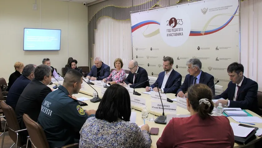 Обложка новости: Первое заседание наблюдательного совета Российского общества «Знание» состоялось в Хабаровске