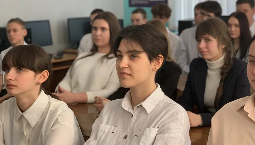 Обложка новости: Репортаж на отлично: в лицее Зугрэса состоялся интерактивный урок журналистики, организованный Российским обществом «Знание»
