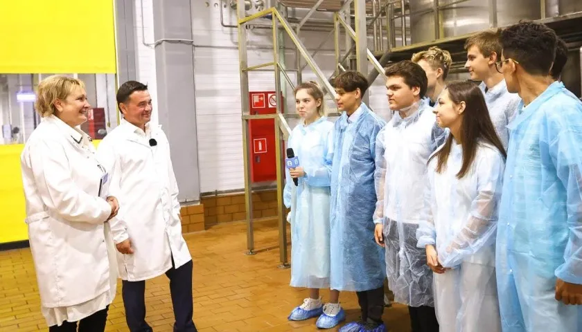 Обложка новости: Андрей Воробьев провел лекцию-экскурсию для школьников на первом заводе в Сырном кластере